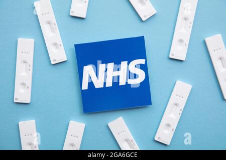 LONDRA, UK - Luglio 2021: Logo del servizio sanitario nazionale NHS con test di Covid Foto Stock