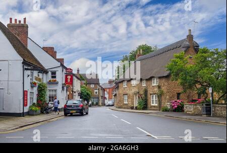 Un vecchio cottage con tetto di paglia a Oakham, la città della contea di Rutland, Inghilterra, Regno Unito Foto Stock