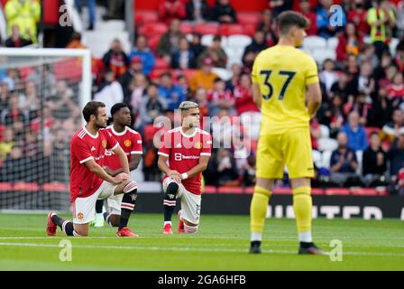 Manchester, Inghilterra, 28 luglio 2021. I giocatori di Brentford si levano in piedi mentre i giocatori del Manchester United prendono il ginocchio prima del calcio di inizio durante la partita amichevole di pre-stagione a Old Trafford, Manchester. L'immagine di credito dovrebbe essere: Andrew Yates / Sportimage Foto Stock