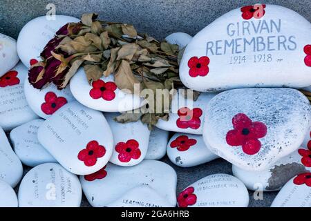 ciottoli commemorativi dipinti a mano al monumento commemorativo di guerra girvan sulla costa dell'ayrshire in scozia. monumento commemorativo di appello papavero giorno armistizio scottish memorial. Foto Stock