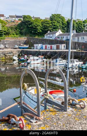 Porto di Dunure sulla costa dell'ayrshire in scozia con barche da pesca legate al muro nel paradiso. Foto Stock