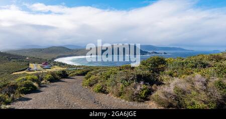 Guardando a nord verso i cottage del guardiano del Faro e Lighthouse Bay al Faro di Cape Bruny in una giornata invernale soleggiata in Tasmania, Australia Foto Stock