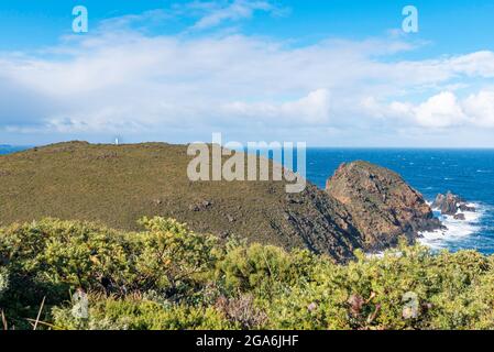 Guardando fuori dal faro di Cape Bruny in Tasmania, Australia 1836-1996 alla lontana luce solare attiva alta 4m bianca che ora funziona. Foto Stock