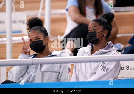 Jordan Chiles (a sinistra) e Simone Biles negli stand durante la finale Women's All-Around al Centro di ginnastica Ariake il sesto giorno dei Giochi Olimpici di Tokyo 2020 in Giappone. Data immagine: Giovedì 29 luglio 2021. Foto Stock