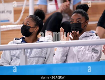 Jordan Chiles (a sinistra) e Simone Biles negli stand durante la finale Women's All-Around al Centro di ginnastica Ariake il sesto giorno dei Giochi Olimpici di Tokyo 2020 in Giappone. Data immagine: Giovedì 29 luglio 2021. Foto Stock