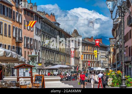 Turisti sulla Place Saint-Leger a Chambery in una giornata estiva. Chambery, Regione Auvergne-Rhône-Alpes, Dipartimento Savoia, Francia, Europa Foto Stock