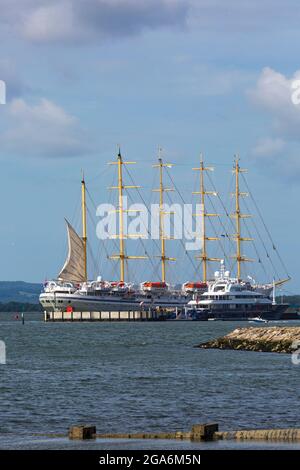 Poole, Dorset, Regno Unito. 29 luglio 2021. La nave da crociera di lusso Golden Horizon, la più grande imbarcazione a vela quadrata del mondo, nave da crociera a cinque alberi con scafo in ferro, ormeggiata a Poole Harbour, arriva al porto questa mattina. Credit: Carolyn Jenkins/Alamy Live News Foto Stock