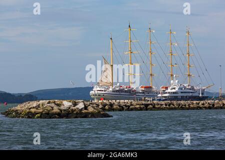 Poole, Dorset, Regno Unito. 29 luglio 2021. La nave da crociera di lusso Golden Horizon, la più grande imbarcazione a vela quadrata del mondo, nave da crociera a cinque alberi con scafo in ferro, ormeggiata a Poole Harbour, arriva al porto questa mattina. Credit: Carolyn Jenkins/Alamy Live News Foto Stock