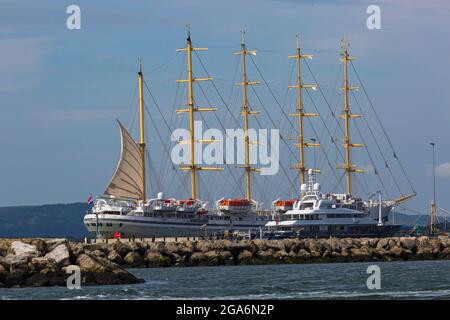 Poole, Dorset, Regno Unito. 29 luglio 2021. La nave da crociera di lusso Golden Horizon, la più grande imbarcazione a vela quadrata del mondo, nave da crociera a cinque alberi con scafo in ferro, ormeggiata a Poole Harbour, arriva al porto questa mattina. Credit: Carolyn Jenkins/Alamy Live News Foto Stock