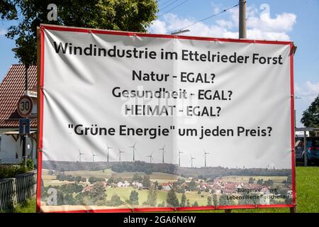 Werbetafel der Bürgerinitiative LebensWerte Reischenau mit protestation gegen Windräder in der Umgebung: ' Windindustrie im Ettelrieder Forst/Natur. EGAL? Gesundheit? - Egal? Heimat - Egal? Grüne Energie um jeden Preis? 'am 29. Luglio 2021 a Dinkelscherben, Schwaben. * muro pubblicitario dell'iniziativa dei cittadini vale la pena vivere Reischenau contro turbine eoliche nei dintorni leggere: 'Industria eolica nel Forst Ettelrieder/Nature - irrilevante? Salute - irrilevante? Home - irrilevante? Energia verde a qualsiasi prezzo? " il 29 luglio 2021 a Dinkelscherben, Swabia, Germania. (Foto di Alexander Pohl Foto Stock