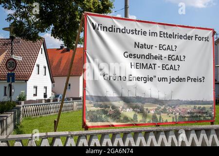 Werbetafel der Bürgerinitiative LebensWerte Reischenau mit protestation gegen Windräder in der Umgebung: ' Windindustrie im Ettelrieder Forst/Natur. EGAL? Gesundheit? - Egal? Heimat - Egal? Grüne Energie um jeden Preis? 'am 29. Luglio 2021 a Dinkelscherben, Schwaben. * muro pubblicitario dell'iniziativa dei cittadini vale la pena vivere Reischenau contro turbine eoliche nei dintorni leggere: 'Industria eolica nel Forst Ettelrieder/Nature - irrilevante? Salute - irrilevante? Home - irrilevante? Energia verde a qualsiasi prezzo? " il 29 luglio 2021 a Dinkelscherben, Swabia, Germania. (Foto di Alexander Pohl Foto Stock