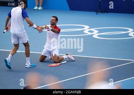 Tokyo, Giappone. 29 luglio 2021. Marin Cilic/Ivan Dodig (L) della Croazia festeggia dopo la semifinale doppia tra Marcus Daniell/Michael Venus della Nuova Zelanda e Marin Cilic/Ivan Dodig della Croazia ai Giochi Olimpici di Tokyo 2020 a Tokyo, Giappone, il 29 luglio 2021. Credit: Yibo/Xinhua/Alamy Live News Foto Stock