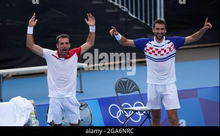 Tokyo, Giappone. 29 luglio 2021. Marin Cilic/Ivan Dodig della Croazia festeggia dopo la semifinale doppia per uomini di tennis tra Marcus Daniell/Michael Venus della Nuova Zelanda e Marin Cilic/Ivan Dodig della Croazia ai Giochi Olimpici di Tokyo 2020 a Tokyo, Giappone, il 29 luglio 2021. Credit: Yibo/Xinhua/Alamy Live News Foto Stock