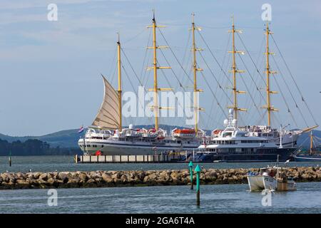 Poole, Dorset, Regno Unito. 29 luglio 2021. La nave da crociera di lusso Golden Horizon, la più grande imbarcazione a vela quadrata del mondo, nave da crociera a cinque alberi con scafo in ferro, ormeggiata a Poole Harbour, arriva al porto questa mattina. Credit: Carolyn Jenkins/Alamy Live News Foto Stock