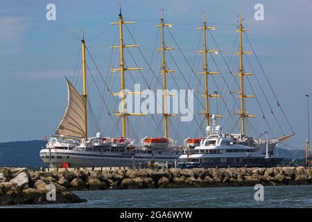 Poole, Dorset, Regno Unito. 29 luglio 2021. La nave da crociera di lusso Golden Horizon, la più grande imbarcazione a vela quadrata del mondo, nave da crociera a cinque alberi con scafo in ferro, ormeggiata a Poole Harbour, arriva al porto questa mattina. Credit: Carolyn Jenkins/Alamy Live News Foto Stock