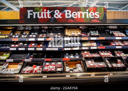 Taplow, Buckinghamshire, Regno Unito. 29 luglio 2021. Sainsbury's Supermarket a Taplow era ben rifornito questa mattina con frutta e frutti di bosco. Ci sono alcuni problemi della catena di fornitura in generale con i supermercati a causa della carenza di conducenti di autocarri HGV, nonché il personale addetto alla produzione della catena di fornitura che deve autoisolarsi a causa di essere stato ingerito dall'app Covid-19 NHS Track and Trace. Credit: Maureen McLean/Alamy Live News Foto Stock