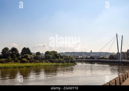 River Lune a Lancaster, Regno Unito, con cavo-ha soggiornato il Millennium Bridge in uno sfondo. Foto Stock