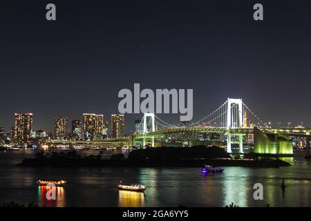 Giappone. 26 Ottobre 2017. Vista notturna dello skyline urbano, tra cui il ponte dell'arcobaleno e Odaiba, un quartiere dello shopping su un'isola artificiale nella Baia di Tokyo, Tokyo, Giappone, con barche yakatabune visibili, 26 ottobre 2017. (Foto di Smith Collection/Gado/Sipa USA) Credit: Sipa USA/Alamy Live News Foto Stock