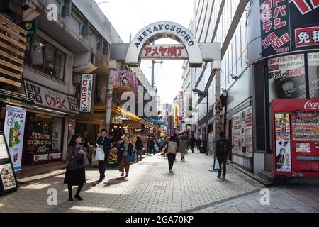 Giappone. 01 Nov 2017. La gente cammina lungo la via dello shopping di Ameyoko (aka Ameya-Yokocho), una popolare area di mercato all'aperto nel reparto di Taito di Tokyo, Giappone, novembre 2017. (Foto di Smith Collection/Gado/Sipa USA) Credit: Sipa USA/Alamy Live News Foto Stock