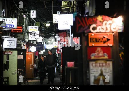 Giappone. 24 Ott 2017. La gente passa accanto ai cartelli di notte con scritte giapponesi nel quartiere Golden Gai di Shinjuku, una zona conosciuta per la sua vibrante vita notturna e la scena dei bar, Tokyo, Giappone, 24 ottobre 2017. (Foto di Smith Collection/Gado/Sipa USA) Credit: Sipa USA/Alamy Live News Foto Stock