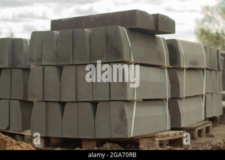 Un sacco di marciapiedi sul cantiere. Blocchi di pietra per la strada. Creazione di piste di parcheggio. Cordolo. Foto Stock