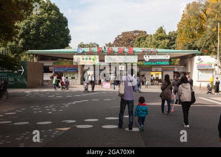 Giappone. 01 Nov 2017. I visitatori si avvicinano all'ingresso dello Zoo di Ueno nel Parco di Ueno, un parco pubblico nel quartiere di Ueno di Taito, Tokyo, Giappone, novembre 2017. (Foto di Smith Collection/Gado/Sipa USA) Credit: Sipa USA/Alamy Live News Foto Stock