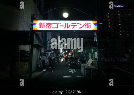 Giappone. 24 Ott 2017. Firma di notte con scritte giapponesi nel quartiere Golden Gai di Shinjuku, un'area conosciuta per la sua vibrante vita notturna e la scena dei bar, Tokyo, Giappone, 24 ottobre 2017. (Foto di Smith Collection/Gado/Sipa USA) Credit: Sipa USA/Alamy Live News Foto Stock