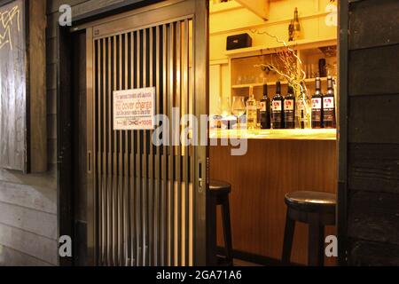 Giappone. 24 Ott 2017. Ammira un bat luminoso di notte nel quartiere Golden Gai di Shinjuku, un'area famosa per la sua vivace vita notturna e la scena dei bar, Tokyo, Giappone, 24 ottobre 2017. (Foto di Smith Collection/Gado/Sipa USA) Credit: Sipa USA/Alamy Live News Foto Stock