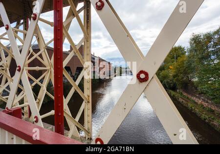 Dettaglio architettonico del ponte di ferro di New Quay Street Arch Road sul fiume Irwell a Spinningfields, Salford, Manchester, Inghilterra nord-occidentale, Regno Unito Foto Stock