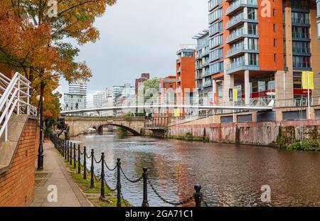 Vista dall'alzaia di Salford del moderno ponte pedonale Spinningfields che attraversa il fiume Irwell a Manchester, Inghilterra nord-occidentale, Regno Unito Foto Stock