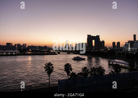 Vista al tramonto di Odaiba, un quartiere dello shopping su un'isola artificiale nella Baia di Tokyo, Tokyo, Giappone, con la ruota panoramica Daikanransha visibile, 26 ottobre 2017. (Foto di Smith Collection/Gado/Sipa USA) Foto Stock