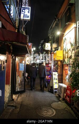 Salarymen in Suits cammina attraverso il quartiere Golden Gai di Shinjuku, un'area conosciuta per la sua vibrante vita notturna e la scena di bar, Tokyo, Giappone, 24 ottobre 2017. (Foto di Smith Collection/Gado/Sipa USA) Foto Stock