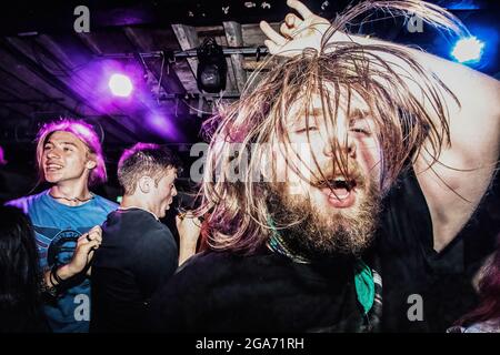 Manchester, Regno Unito. 28 luglio 2021. L'uomo danza nella fossa di palude mentre altri festaioli godono una notte fuori ad Aatma a Manchester. Gli stranieri liberi hanno fatto testa con Lucid Dreams e i Redeemers per il loro primo grande concerto dopo la pandemia. Questo è uno dei primi grandi concerti Aatma Nightclub, ha ospitato in diciotto mesi a causa della pandemia. Credit: SOPA Images Limited/Alamy Live News Foto Stock