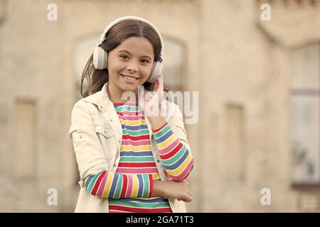 Felice energica ragazza ascolto musica cuffie moderne, audio lezioni concetto Foto Stock