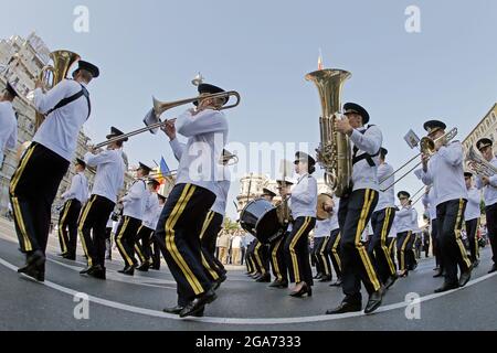 Bucarest, Romania. 29 luglio 2021. I membri di una banda militare si esibiscono durante una cerimonia in occasione della Giornata nazionale dell'inno della Romania a Bucarest, Romania, 29 luglio 2021. Credit: Cristian Cristel/Xinhua/Alamy Live News Foto Stock