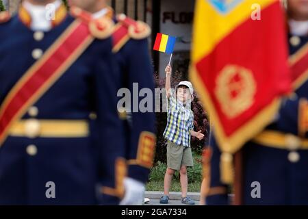 Bucarest, Romania. 29 luglio 2021. Un bambino ondeggia la bandiera nazionale durante una cerimonia che segna la Giornata nazionale dell'inno della Romania a Bucarest, Romania, 29 luglio 2021. Credit: Cristian Cristel/Xinhua/Alamy Live News Foto Stock