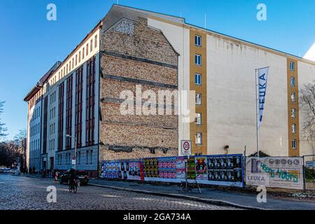 Profilo di edificio su firewall e terreno vuoto all'angolo di Rungestrasse & Brückenstrasse, Mitte, Berlino Foto Stock