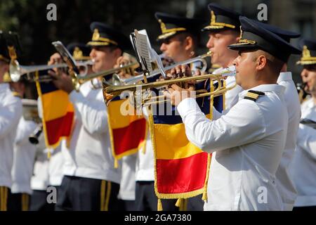 Bucarest, Romania. 29 luglio 2021. I membri di una banda militare si esibiscono durante una cerimonia in occasione della Giornata nazionale dell'inno della Romania a Bucarest, Romania, 29 luglio 2021. Credit: Cristian Cristel/Xinhua/Alamy Live News Foto Stock