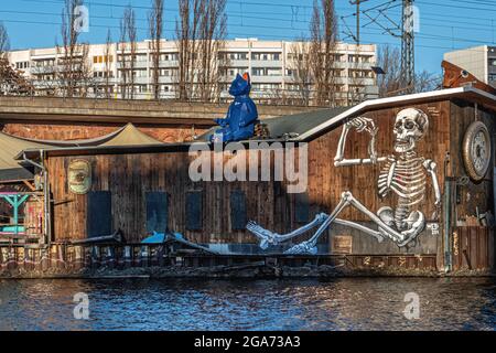 Il night club e locale musicale Kater Blau al progetto cooperativo Holzmarkt, Friedrichshain, Berlino Foto Stock