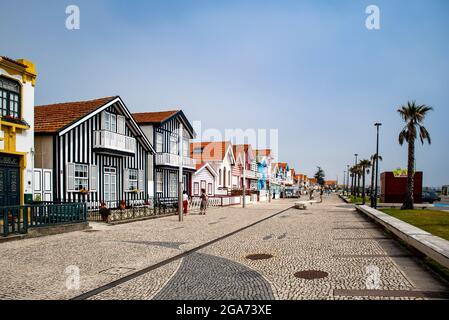 Costa Nova, Portogallo: a strisce colorate case Palheiros chiamato con il rosso, il blu e il verde a righe. Costa Nova do Prado è un beach village resort su Atla Foto Stock