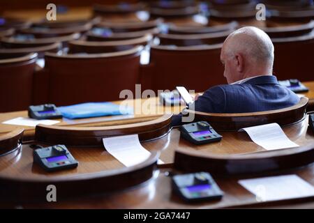 Sofia, Bulgaria - 29 luglio 2021: Il Vice controlla il suo telefono nella sala plenaria del parlamento dell'Assemblea nazionale della Repubblica di Bulgaria prima di una sessione. Foto Stock