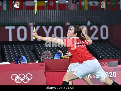 (210729) -- TOKYO, 29 luglio 2021 (Xinhua) -- Jia Yifan della Cina raggiunge un ritorno durante il doppio quarto di badminton femminile tra Chen Qingchen/Jia Yifan della Cina e Fukushima Yuki/Hirota Sayaka del Giappone ai Giochi Olimpici di Tokyo 2020 a Tokyo, Giappone, 29 luglio 2021. Foto Stock