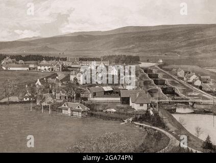 Una vista aerea della fine del XIX secolo di Fort Augustus, situato all'estremità sud-occidentale di Loch Ness, le Highlands scozzesi che mostrano le cinque chiuse del canale di Caledonian. Fino all'inizio del XVIII secolo l'insediamento fu chiamato Kiliwhimin, ma fu rinominato Fort Augustus dopo la rivolta giacobita del 1715, quando il generale Wade costruì un forte di cui poco rimane. Il canale Caledoniano collega la costa orientale scozzese di Inverness con la costa occidentale di Corpach, vicino a Fort William in Scozia, ed è stato costruito all'inizio del diciannovesimo secolo dall'ingegnere scozzese Thomas Telford. Foto Stock