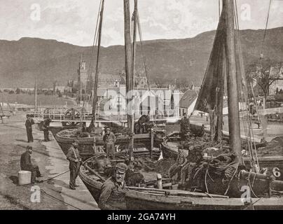 Una vista del tardo 19 ° secolo delle barche a vela nel canale Caledoniano chiuse a Fort Augustus, situato all'estremità sud-ovest di Loch Ness, Highlands scozzesi. Fino all'inizio del XVIII secolo l'insediamento fu chiamato Kiliwhimin, ma fu rinominato Fort Augustus dopo la rivolta giacobita del 1715, quando il generale Wade costruì un forte di cui poco rimane. Il canale Caledoniano collega la costa orientale scozzese di Inverness con la costa occidentale di Corpach, vicino a Fort William in Scozia, ed è stato costruito all'inizio del diciannovesimo secolo dall'ingegnere scozzese Thomas Telford. Foto Stock