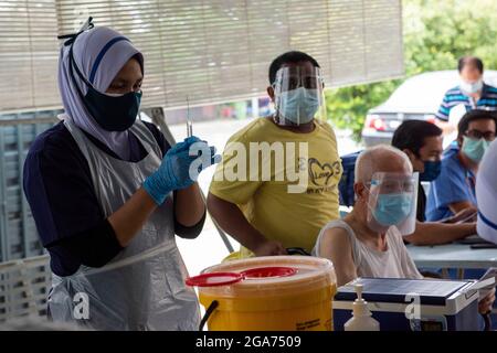 Kuala Lumpur, Malesia. 29 luglio 2021. Un medico prepara una dose di vaccino COVID-19 a Kuala Lumpur, Malesia, 29 luglio 2021. La Malesia ha segnalato 17,170 nuove infezioni COVID-19, il ministero della salute ha detto giovedì, portando il totale nazionale a 1,078,646. Credit: Chong Voon Chung/Xinhua/Alamy Live News Foto Stock