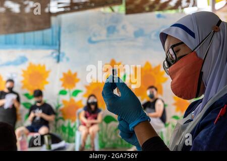 Kuala Lumpur, Malesia. 29 luglio 2021. Un medico prepara una dose di vaccino COVID-19 a Kuala Lumpur, Malesia, 29 luglio 2021. La Malesia ha segnalato 17,170 nuove infezioni COVID-19, il ministero della salute ha detto giovedì, portando il totale nazionale a 1,078,646. Credit: Chong Voon Chung/Xinhua/Alamy Live News Foto Stock