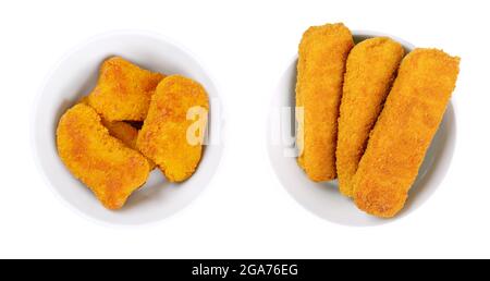 Bocconcini vegani fritti e dita senza pesce, in ciotole bianche. Noccioline e bastoncini senza pesce a base di proteine di soia, impanati e croccanti rivestiti e fritti. Foto Stock