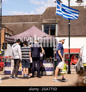 Epsom Surrey London, luglio 29 2021, gente che accodano fuori DI UN Pop-Up scandinavo takeaway Food Stall in UN Markek Stall Foto Stock