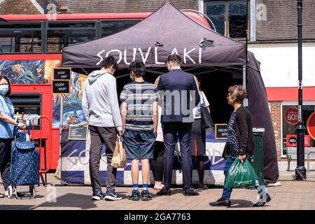 Epsom Surrey London, luglio 29 2021, gente che accodano fuori DI UN Pop-Up scandinavo takeaway Food Stall in UN Markek Stall Foto Stock