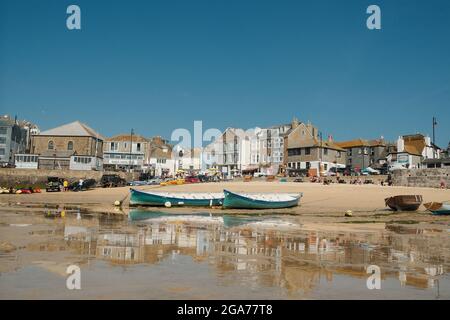 Barche sulla spiaggia sabbiosa di St Ives Harbour, Cornovaglia, Regno Unito. Foto Stock